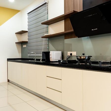 Southwest Island Suite By D Imperio Homestay Bayan Lepas Exterior foto